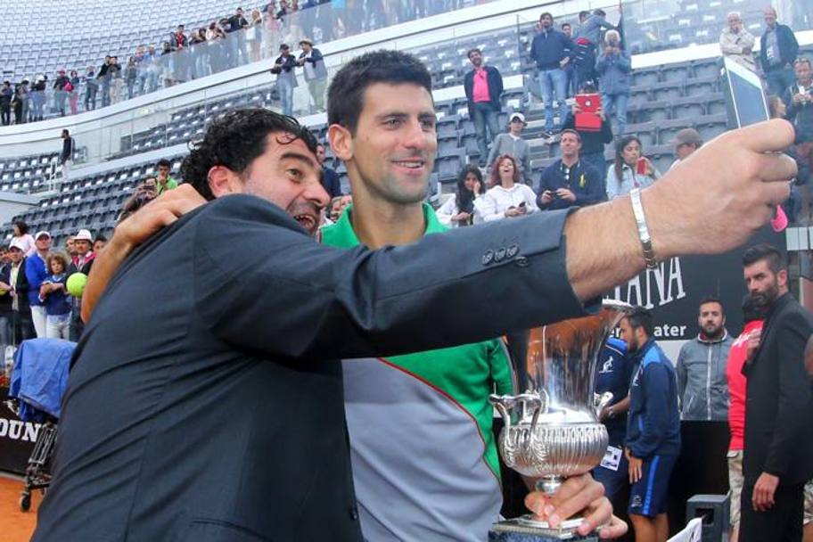 Il selfie di Alberto Tomba con Novak Djokovic. Tedeschi